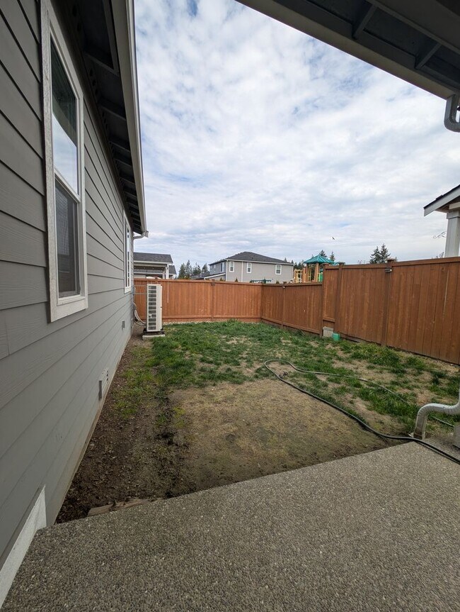 Building Photo - One Story Living in Port Orchard! Large 3 Bedroom Available for Rent!