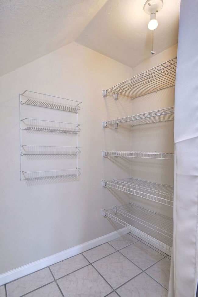 Building Photo - Spacious Duplex in Coventry