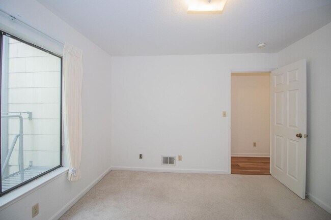 Building Photo - Spacious 3 Bed/2 Bath Flat with Stunning City Views | AMSI | Alexandr Metlinski