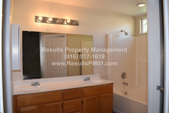 Building Photo - 3 Bedroom - Heart of Roseville