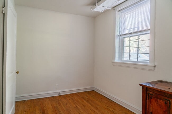 Building Photo - Ravenswood - 2 Bed / 1 Bath English Garden...