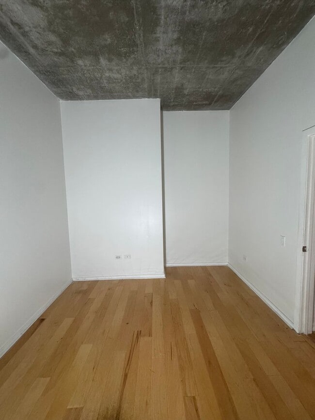 Building Photo - Luxury Living by the Lake | 2BR/2BA Condo in Uptown Chicago - Available August 1st!