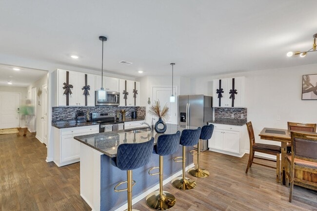 Building Photo - 4 Bed, 2 Bath Gem in Park West!