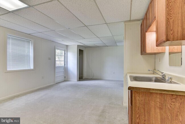 Building Photo - 6 Delta Ct