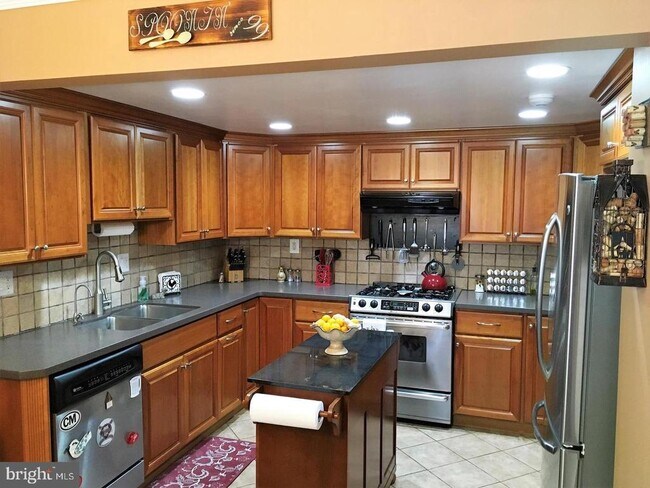 Building Photo - 1127 Thackary Ct