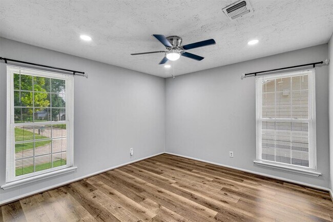 Building Photo - 14919 Parkville Dr