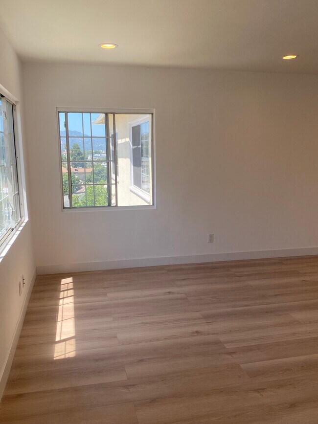 Living room New flooring - 1437 Plumas St