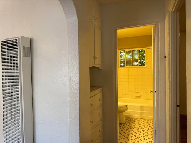 Building Photo - 1039 Princeton Dr NE