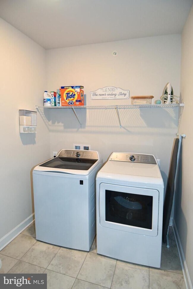 Building Photo - Location!! Like-New!! Convenience!!