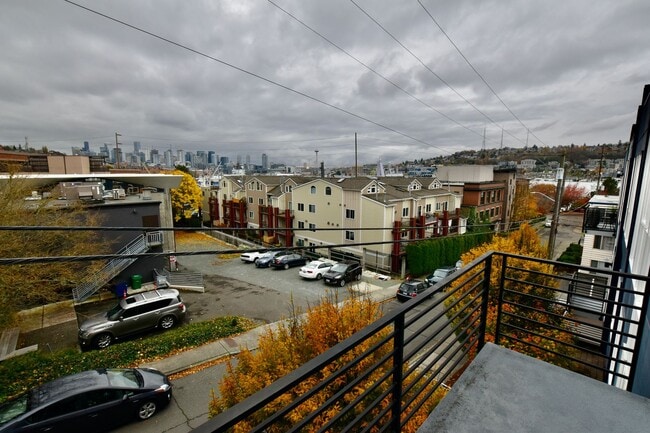 Building Photo - Gorgeous Eastlake Townhome - Stellar Locat...