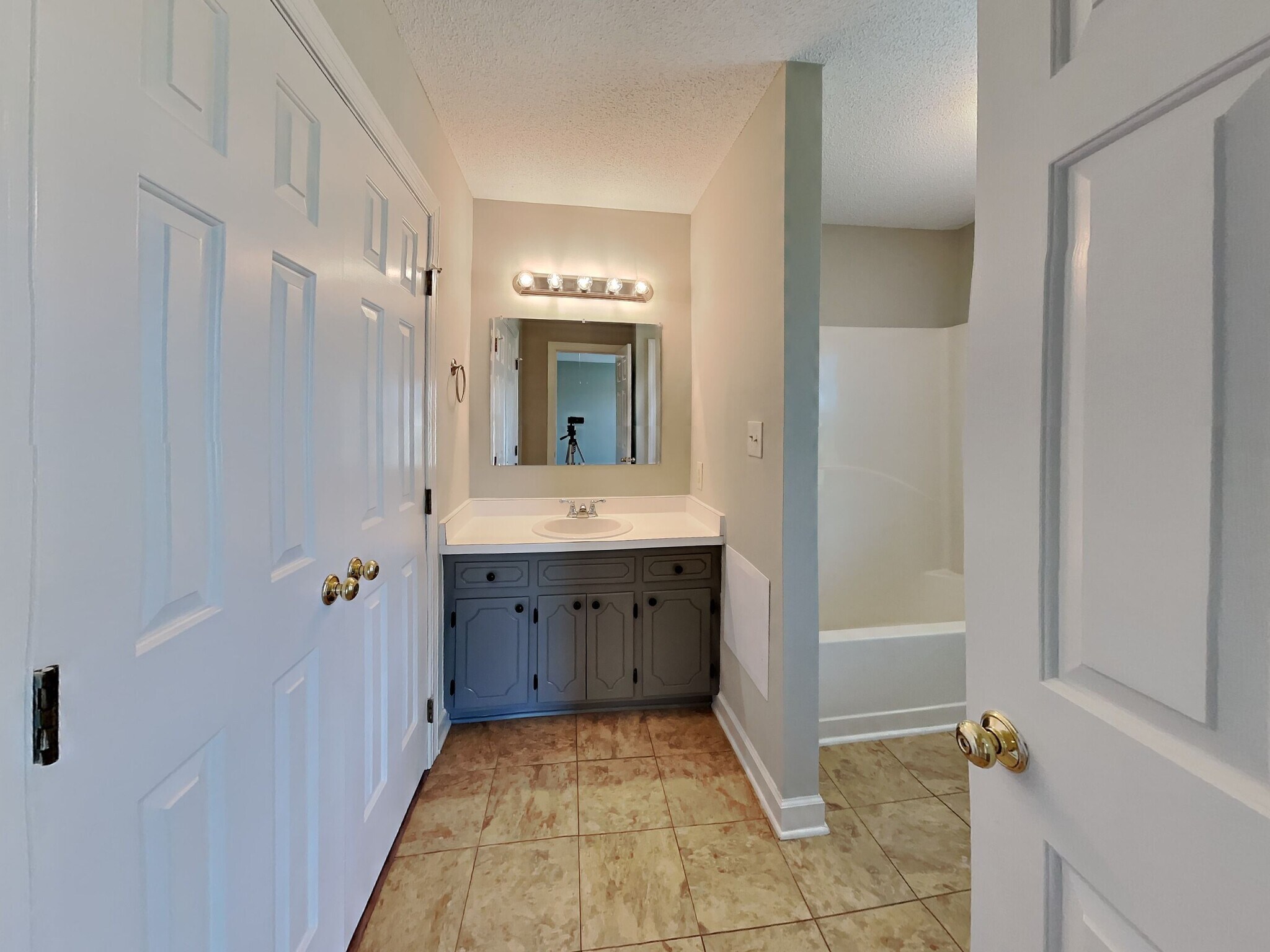 Building Photo - 3016 Lindsay Dr