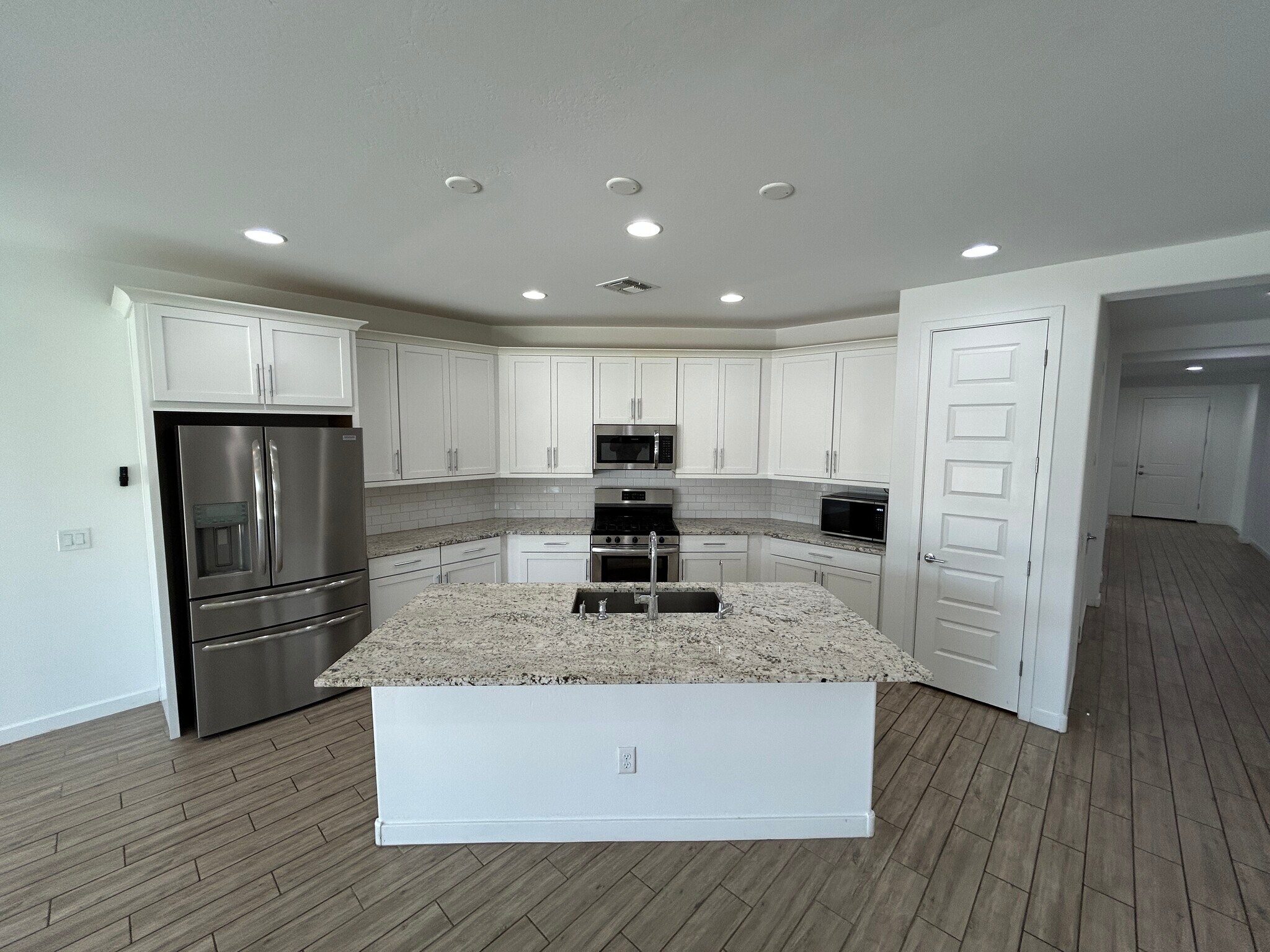 Building Photo - 2241 E Meadowview Ct