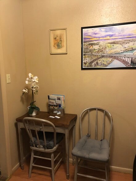 #2 Expandable Table - 450 Stevens Ave