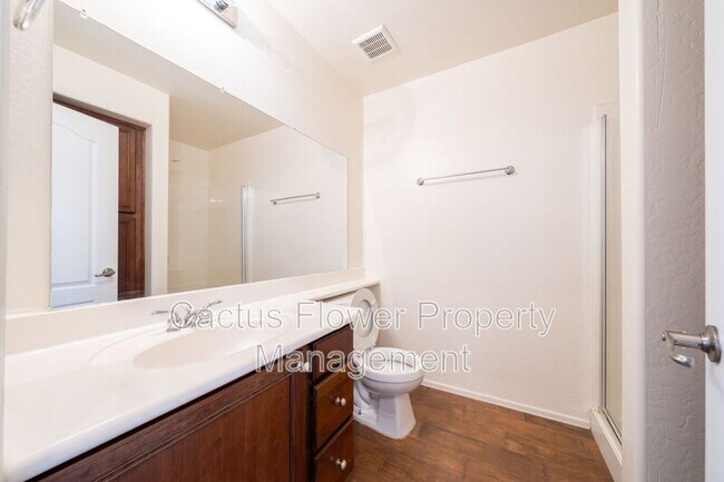 Building Photo - 2721 E Bart St