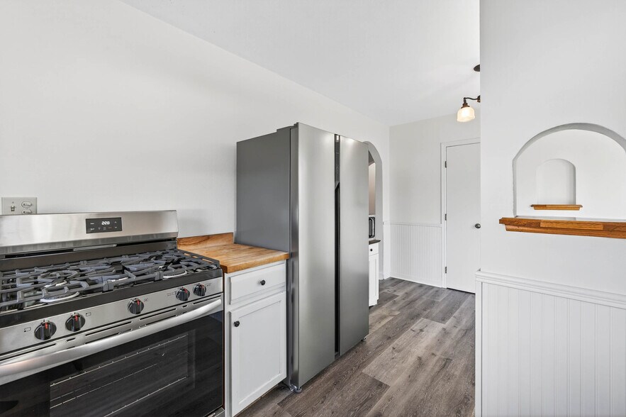 Building Photo - 1049 Sterling St N