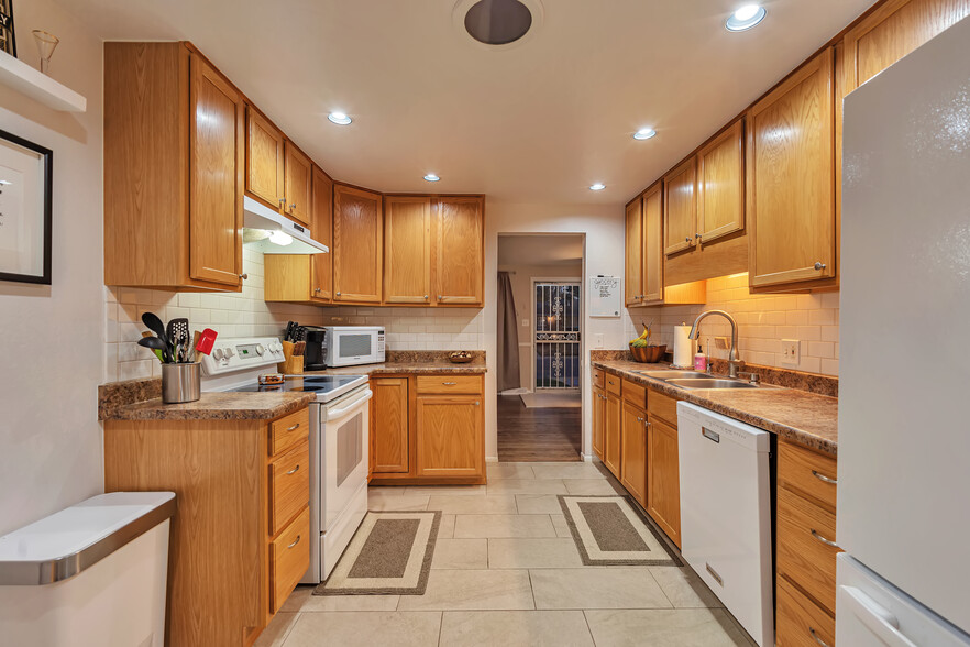 Kitchen - 3487 W Alamo Ave