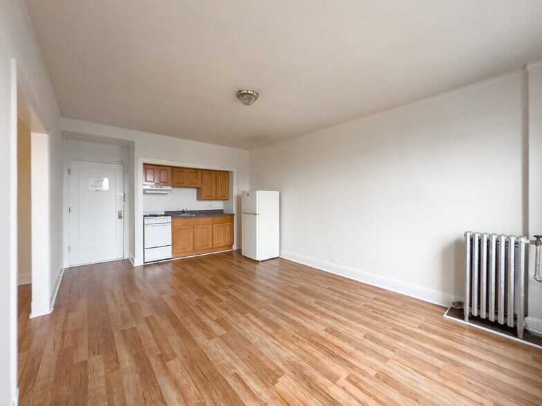 Building Photo - 3335 W Diversey Ave