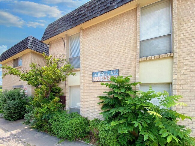 Building Photo - 2800 Swisher St