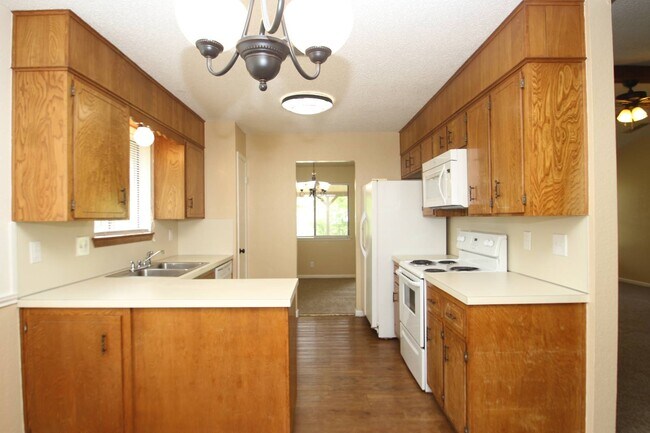 Building Photo - 3205 Tallwood Dr
