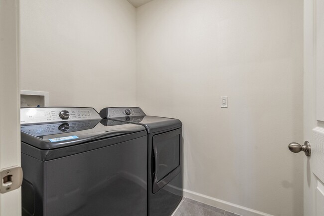 Building Photo - 471 Midvale Terrace