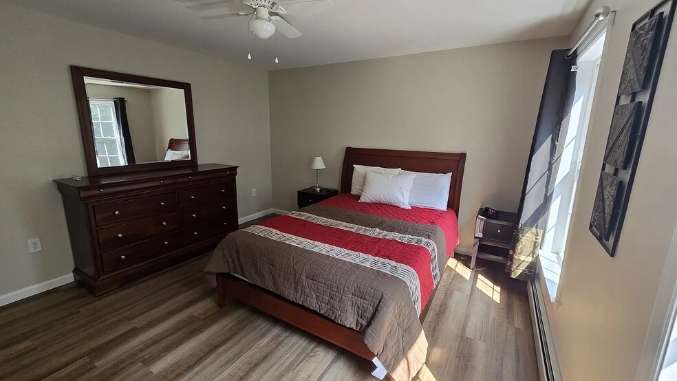 Queen bed in 2nd floor bedroom with adjustable base. - 17 Ryswick St