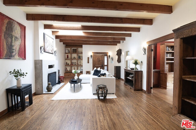 Building Photo - 543 N Las Palmas Ave