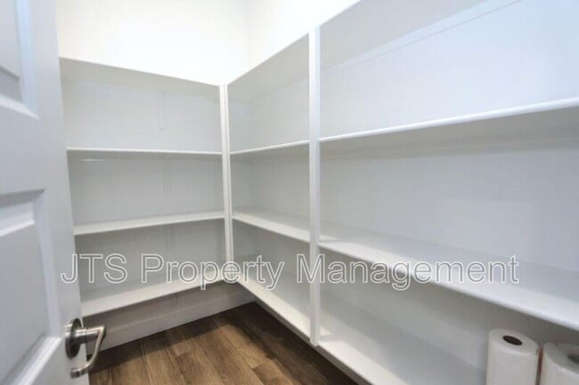 Building Photo - 3349 Hedgerow Ct