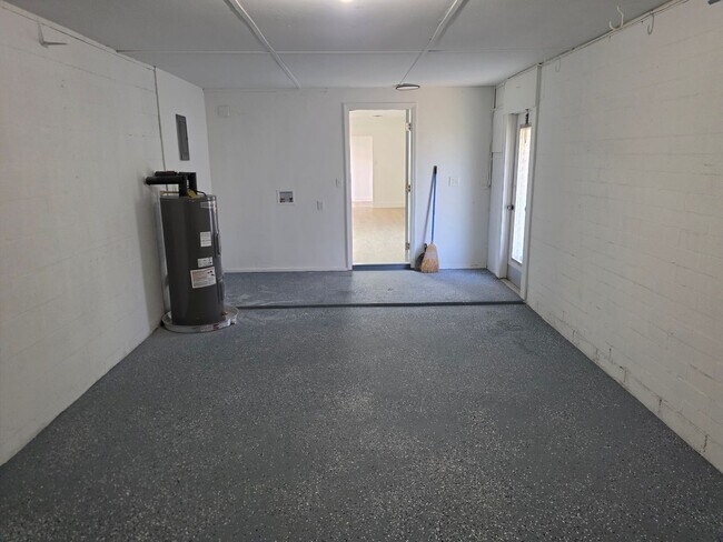 Building Photo - FOR RENT!!! SIMPLY STUNNING AND SPACIUS 3 BED 2 BATH SINGLE FAMILY HOME..