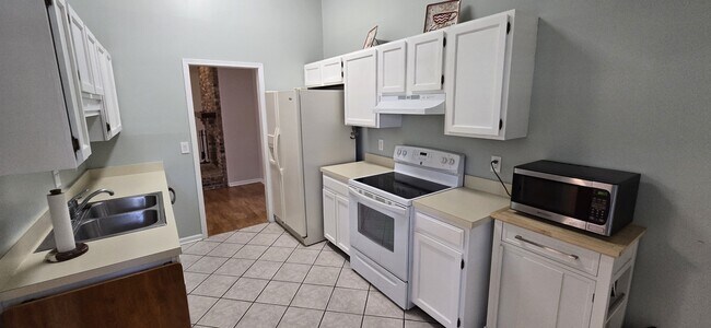 Building Photo - 10864 Steeding Horse Dr