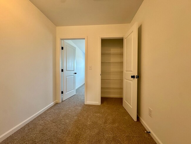 Building Photo - Newly Built End-Unit Townhome in Blacksburg