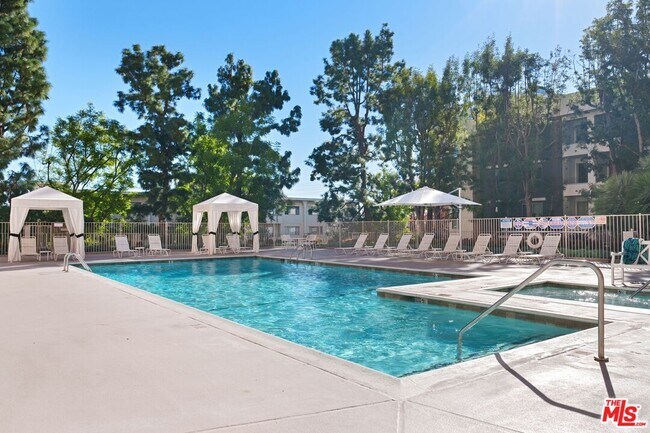 Building Photo - 100 S Doheny Dr