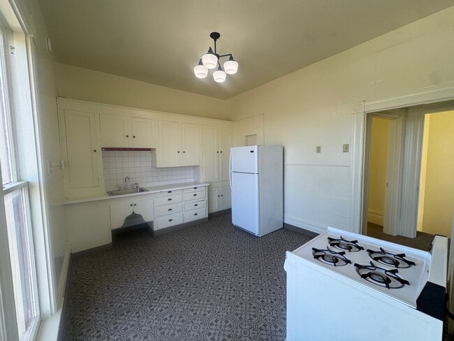 Building Photo - 14th &amp; B