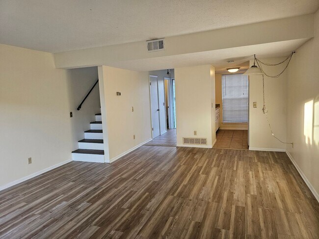 Building Photo - Townhome