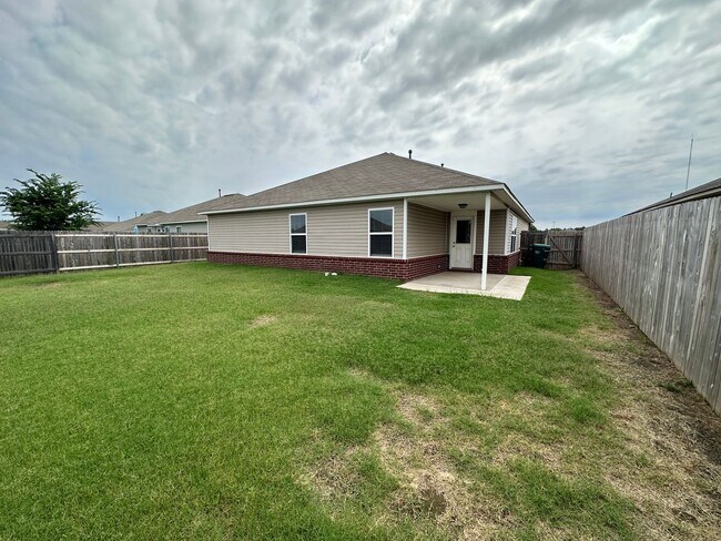 Building Photo - Country Living AND Convenience