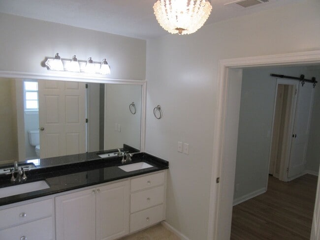 Building Photo - 409 S Palo Alto Ave