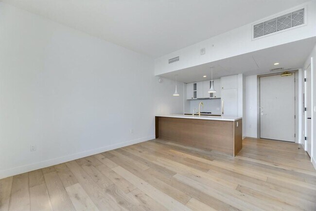 Building Photo - 70 Rainey St