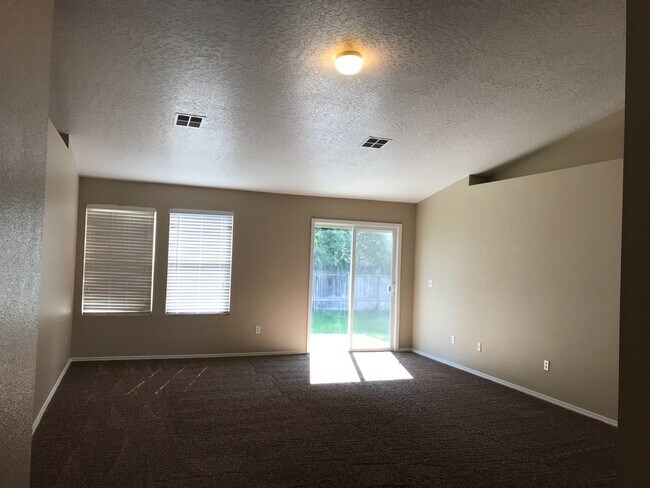 Building Photo - 3 bed/ 2 bath... 2 car garage... Single Level...In the Meadowbrook Subdivision.