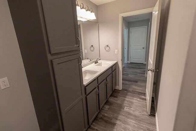 Building Photo - 2801 Amberwood court