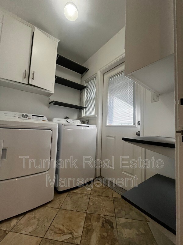 Building Photo - 337 S Beachwood Dr