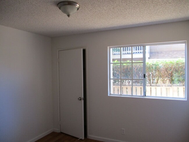 Building Photo - 2bd 1ba ground floor unit with 1 parking space
