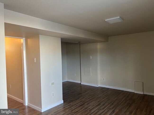 Building Photo - 16 N Pendleton Ct