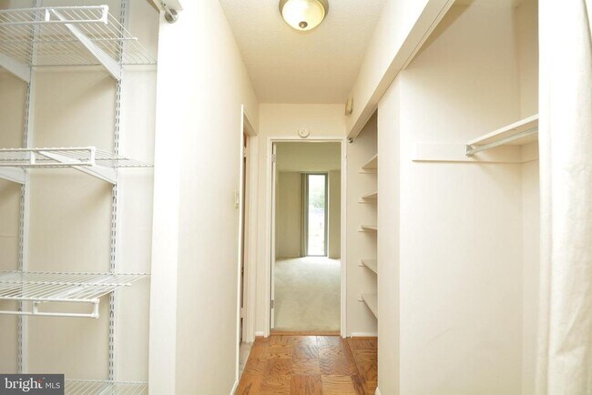 Building Photo - 4600 S Four Mile Run Dr