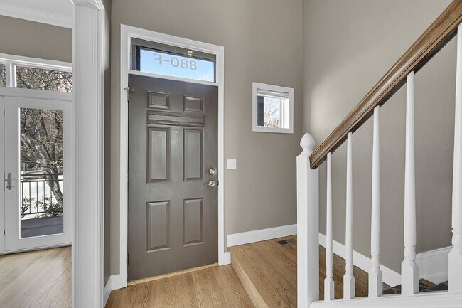 Building Photo - $3,150.00 - 2 Beds, 2.5 Baths, Apartment i...