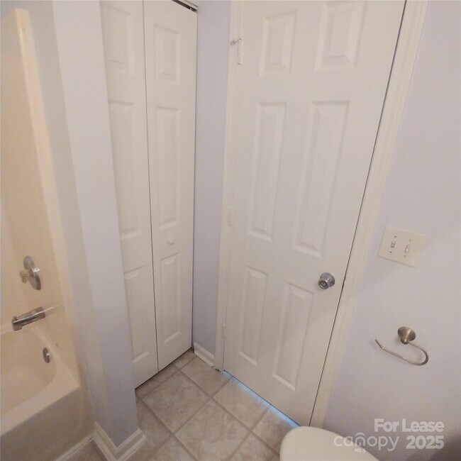 Building Photo - 10146 Forest Landing Dr