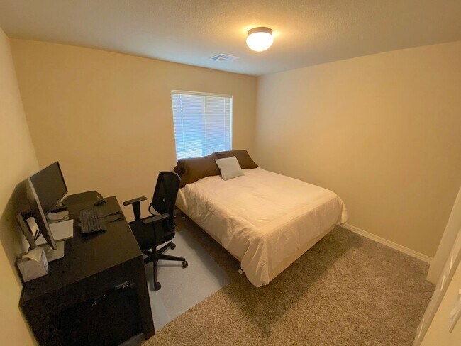 Building Photo - East El Paso 3 bed Refrig A/C w/ Gorgeous ...
