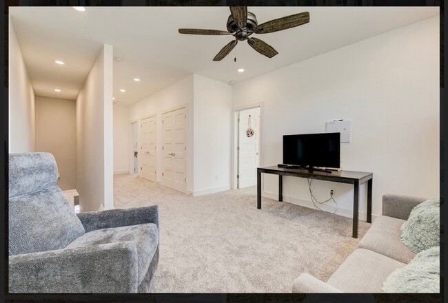 Building Photo - 853 Edgefield Rd