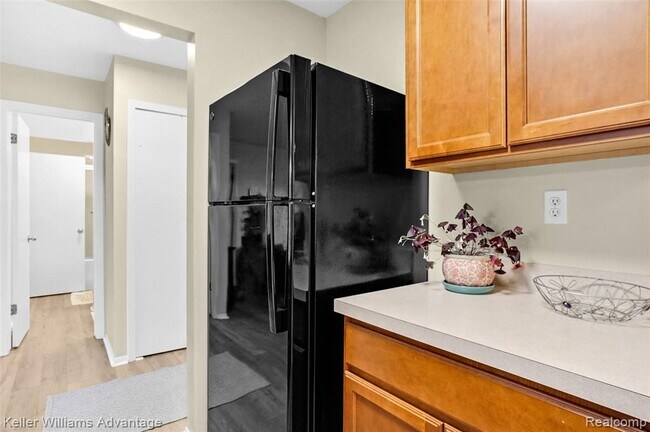 Building Photo - 855 S Pontiac Trail