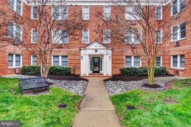 Building Photo - 922 S Washington St