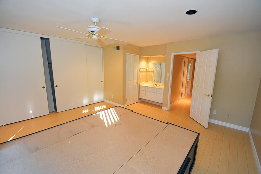 Building Photo - 10051 Valley Circle Blvd