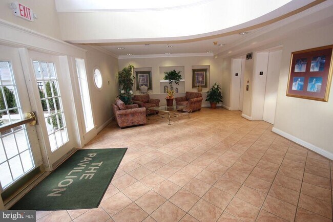 Building Photo - 7000 Falls Reach Dr